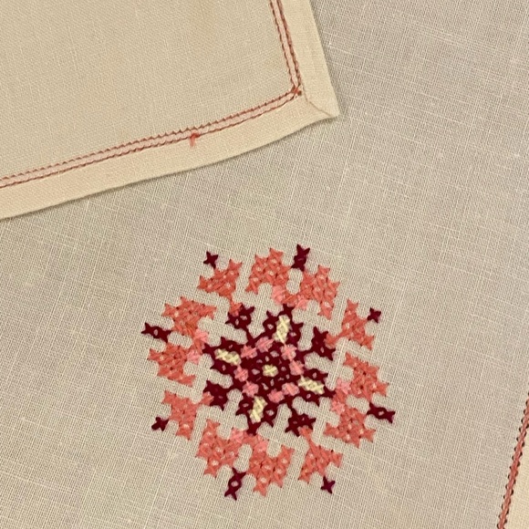 2 Vintage Cloth Hand Embroidered Napkins Floral And Pink Red Border Trim Cotton - Picture 1 of 12